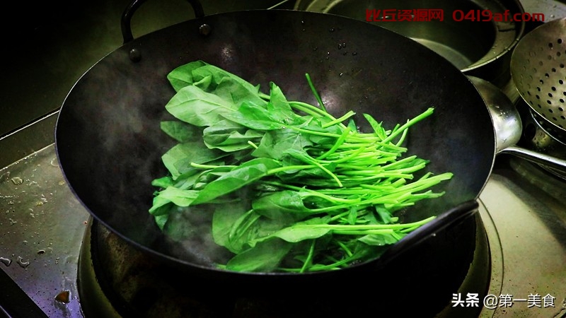 菠菜鸡蛋饼怎么做好吃（超简单的菠菜鸡蛋饼教程）